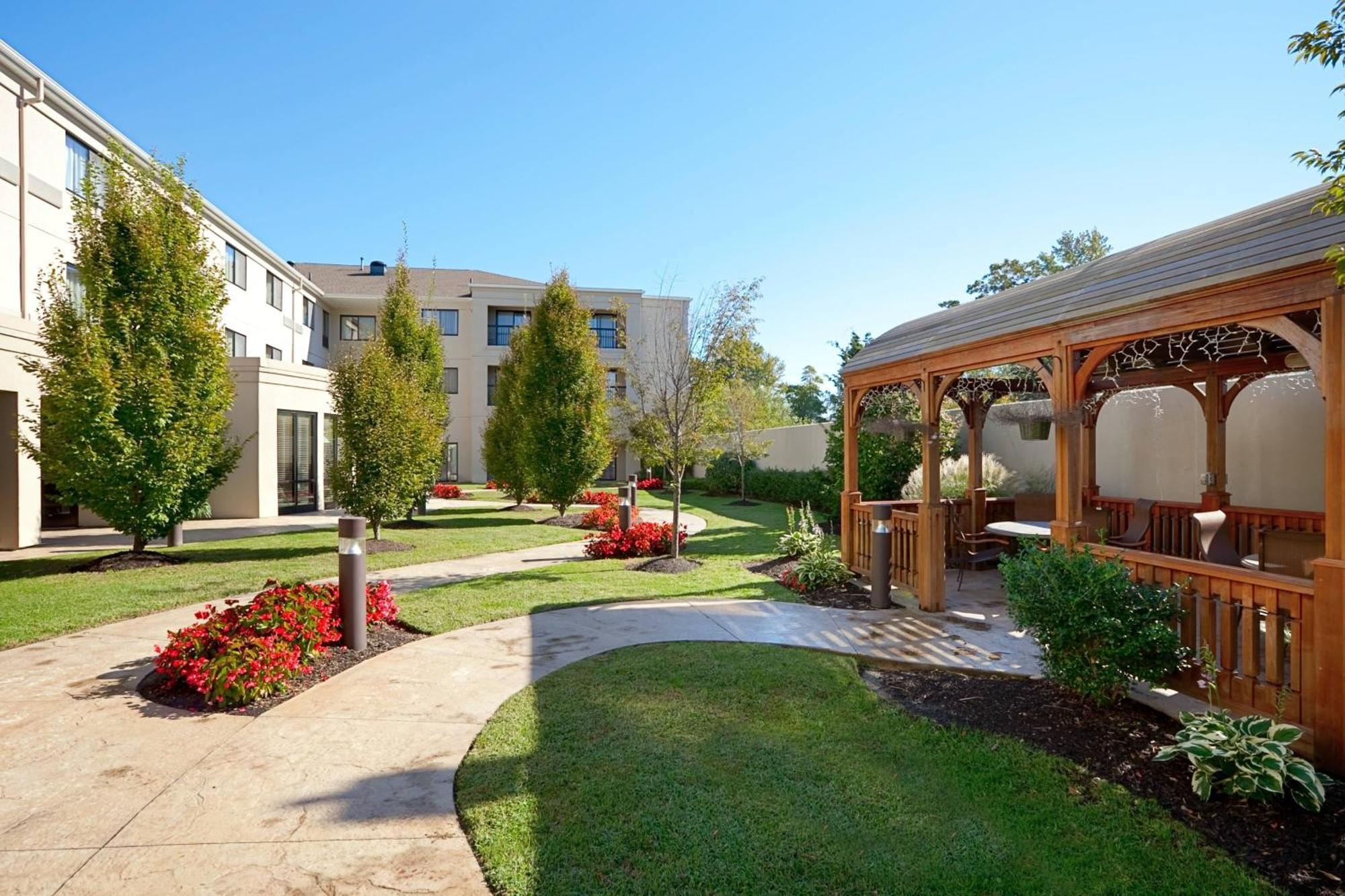 Courtyard Wall At Monmouth Shores Corporate Park Exterior photo