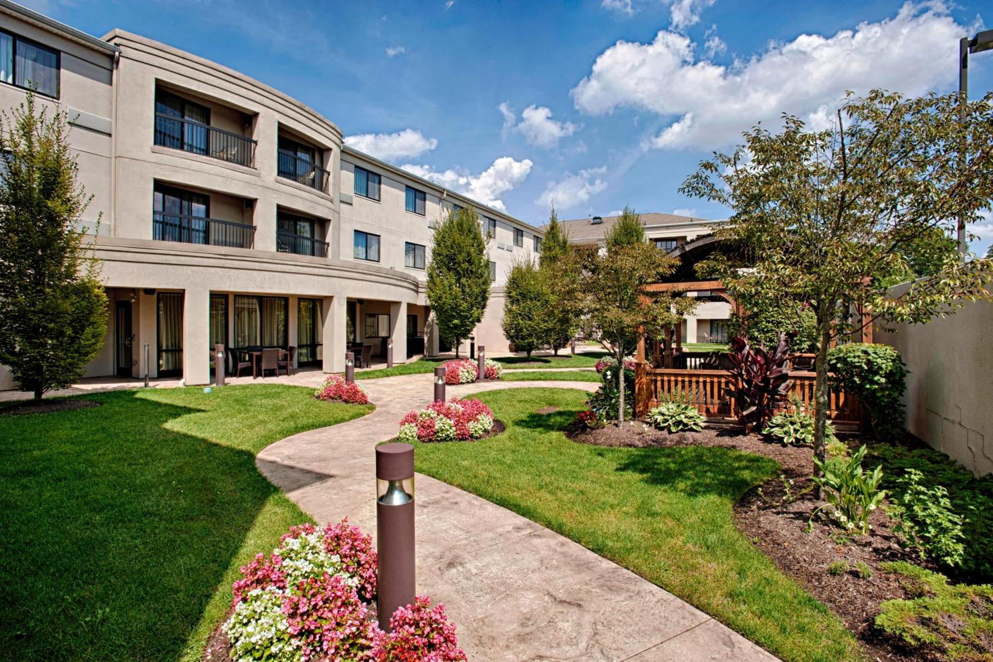 Courtyard Wall At Monmouth Shores Corporate Park Exterior photo